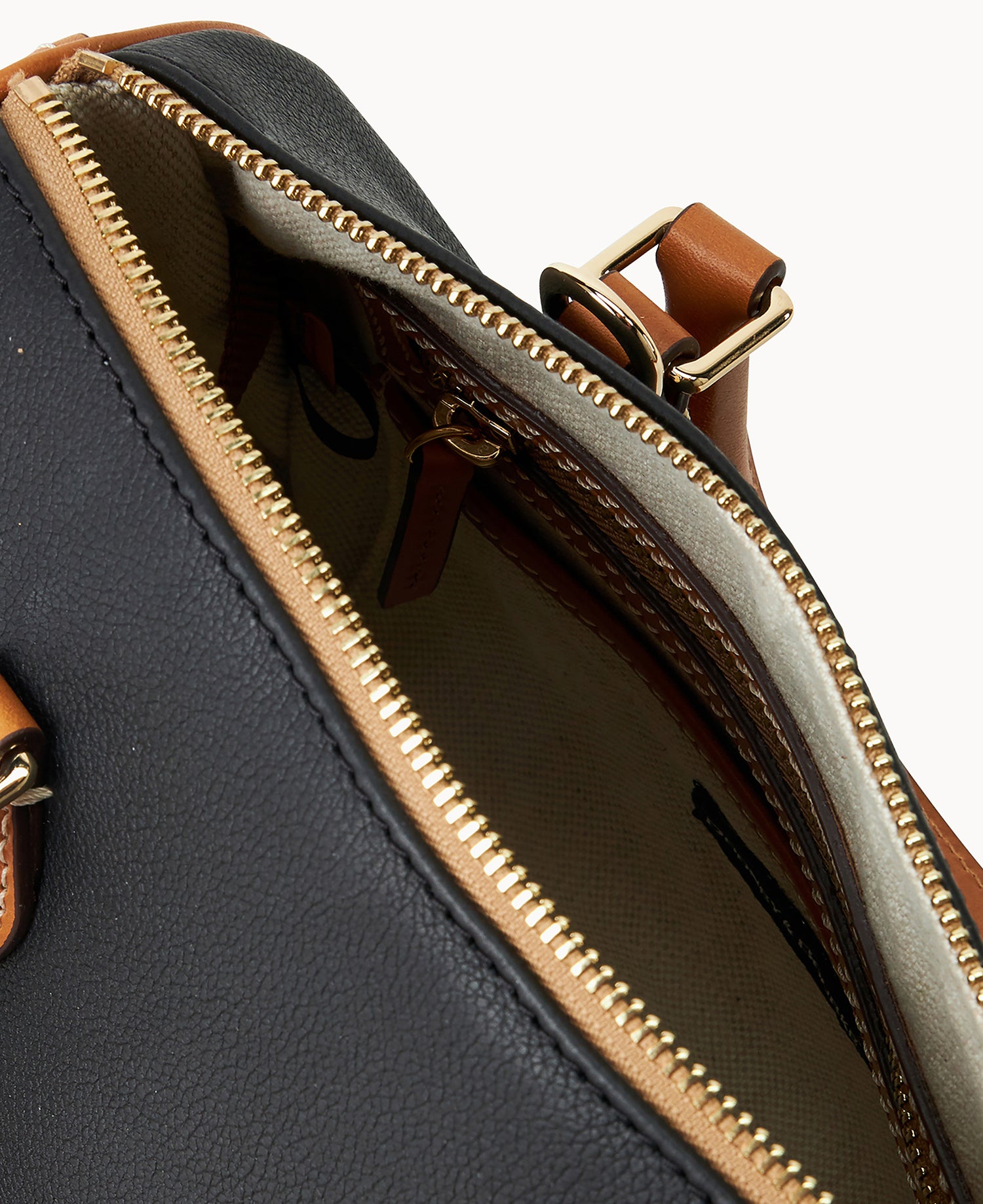 B2574G_UGBLPACM_ALT2